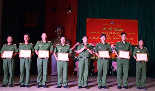 Các cá nhân được trao tặng kỷ niệm chương