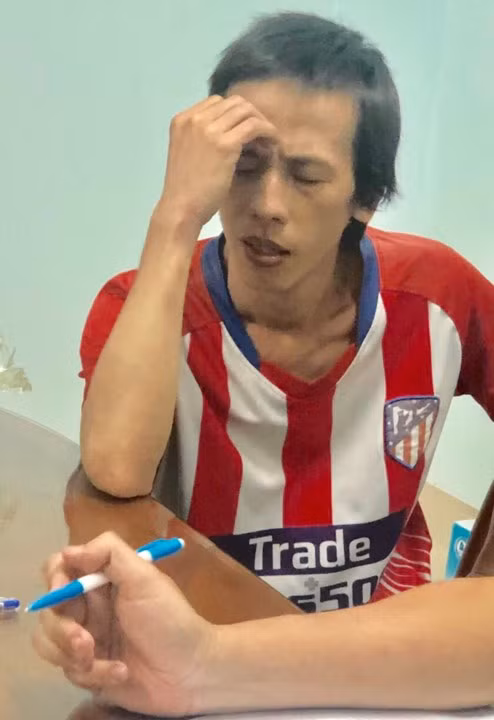 Đối tượng Luận khi bị đưa về cơ quan Công an.