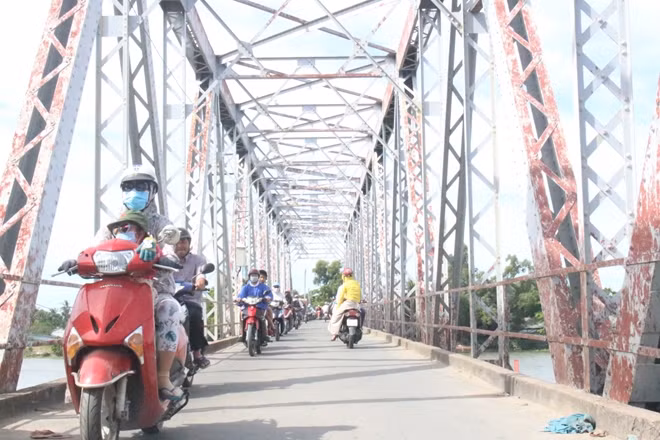 Cầu Phú Long cũ được xây dựng năm 1913
