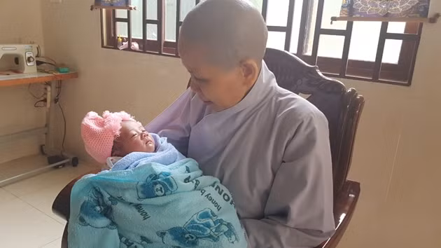 Ni sư Thích Nữ Quảng Tịnh chăm sóc đứa trẻ bị bỏ rơi