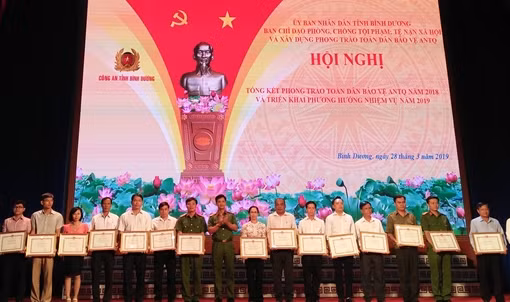 Khen thưởng hơn 350 tập thể, cá nhân xuất sắc phong trào bảo vệ ANTQ tỉnh Bình Dương