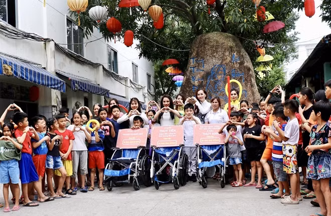 Các người đẹp thăm, tặng quà cho các trẻ mồ côi, khuyết tật