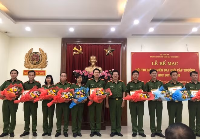 Các giảng viên xuất sắc được trao giải thưởng