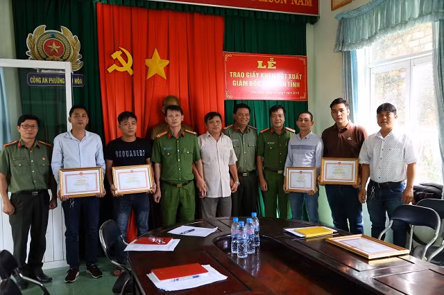 Công an tỉnh Bình Dương trao tặng Giấy khen cho CLB PCTP phường Phú Hòa