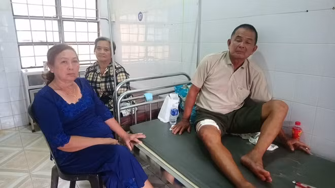 Ông Thấy đang điều trị vết thương ở bệnh viện