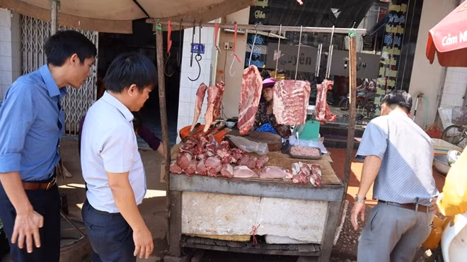 Thịt heo không đảm bảo vệ sinh an toàn thực phẩm được phát hiện khi kiểm tra.
