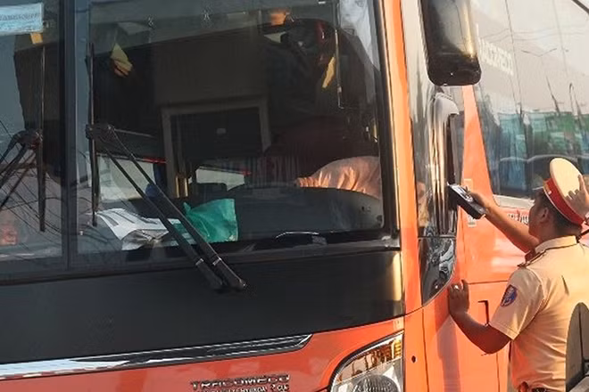 Lực lượng CSGT ra quân đảm bảo TTATGT ở Bình Dương
