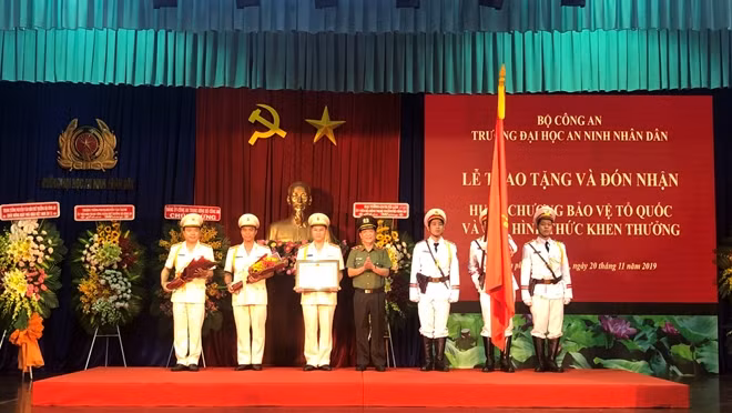Thừa ủy quyền của Chủ tịch nước, Thứ trưởng Nguyễn Văn Sơn đã trao tặng Huân chương Bảo vệ Tổ quốc hạng Ba cho Khoa An ninh xã hội