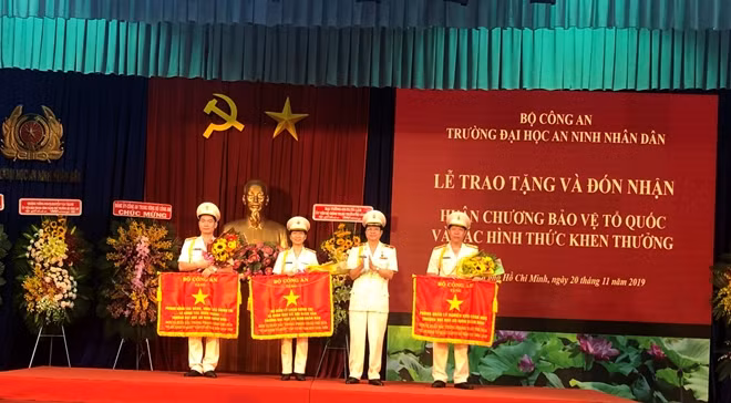 Thừa ủy quyền của lãnh đạo Bộ Công an, Thiếu tướng Đặng Văn Đoài, trao tặng Cờ thi đua đơn vị xuất sắc cho 3 tập thể