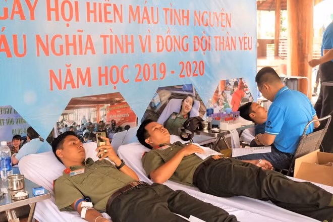 Các sinh viên tích cực tham gia hiến máu cứu người