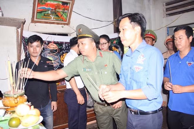 Đoàn viên, thanh niên thắp hương tưởng niệm đồng chí Lành