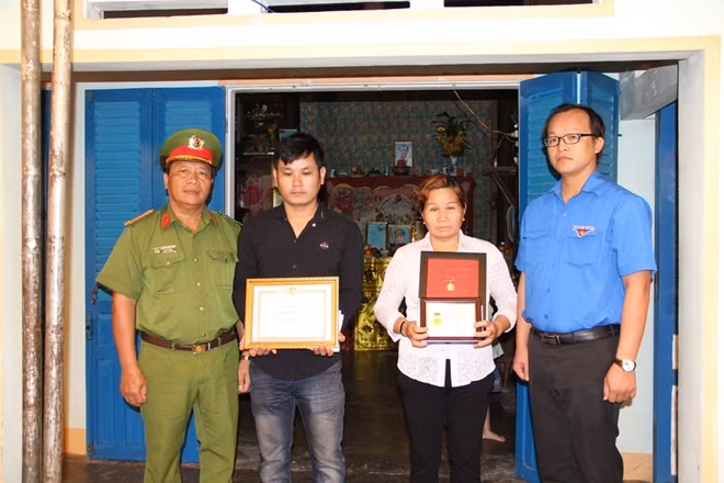 Đại tá Nguyễn Hiệp Sơn trao tặng Huy hiệu Tuổi trẻ dũng cảm cho người thân đồng chí Lành