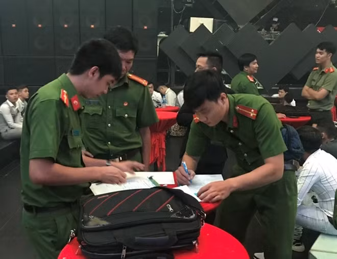 Cán bộ Công an lập biên bản hiện trường vụ việc (ảnh L.A)