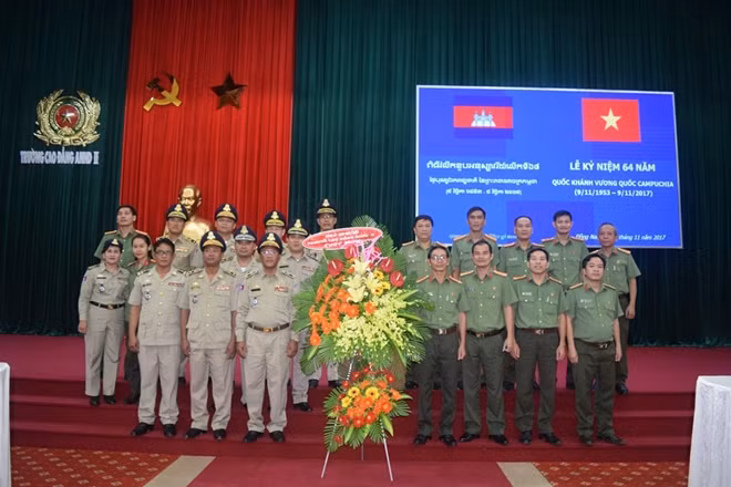Trường Cao đẳng ANND II chúc mừng Ngày Quốc khánh Vương quốc Campuchia