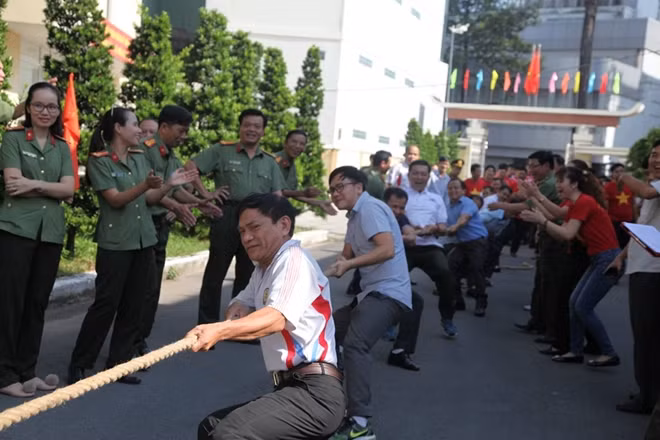 Các vận động viên tranh tài nội dung môn thi kéo co