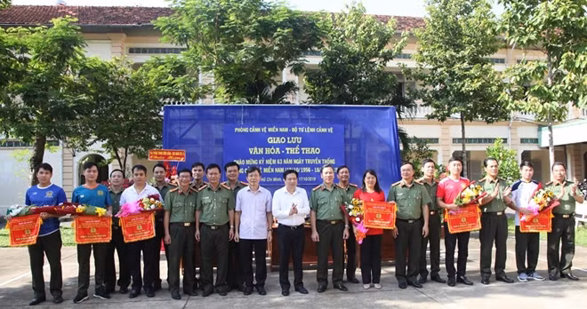 Lãnh đạo Tư lệnh Bộ Tư lệnh Cảnh vệ tặng cờ lưu niệm cho các đội