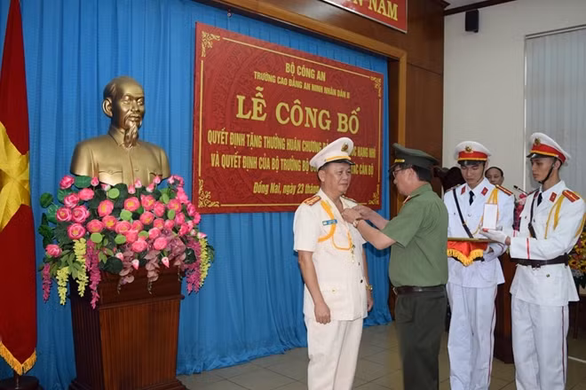 Thứ trưởng Nguyễn Văn Thành trao Huân chương bảo vệ Tổ quốc hạng Nhì cho Đại tá Lê Văn Thiện