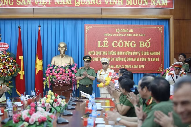 Thứ trưởng Nguyễn Văn Thành trao quyết định cho Đại tá Phạm Khắc Hòe
