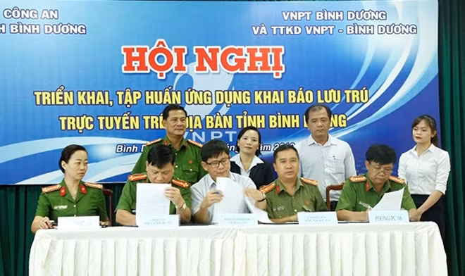 Công an các địa phương và Trung tâm kinh doanh VNPT Bình Dương ký kết giao thiết bị
