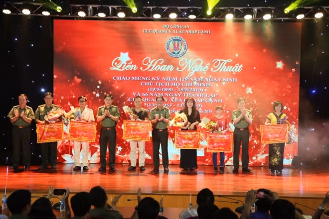 Lãnh đạo Cục trao cở lưu niệm tặng các đơn vị tham gia.