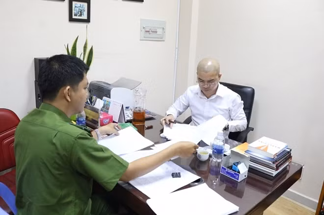 Công an lấy lời khai của Luyện