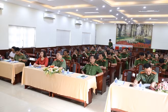 Các đại biểu dự buổi lễ.