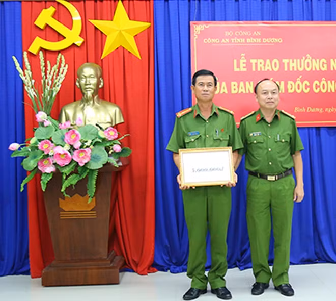 Công an tỉnh Bình Dương khen thưởng phòng Cảnh sát cơ động Công an tỉnh.