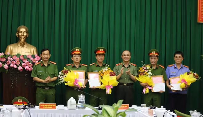 Trung tướng Lê Đông Phong khen thưởng các đơn vị