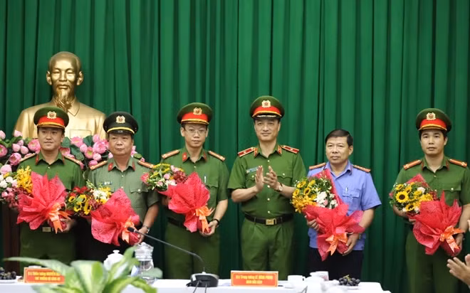 Thứ trưởng Nguyễn Duy Ngọc khen thưởng các đơn vị