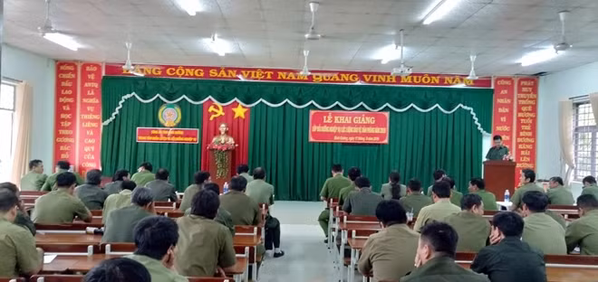 Các đại biểu và Dân phòng tham dự buổi lễ