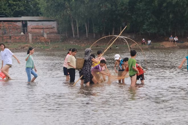 Đông đảo người dân địa phương và du khách thích thú tham gia lễ hội