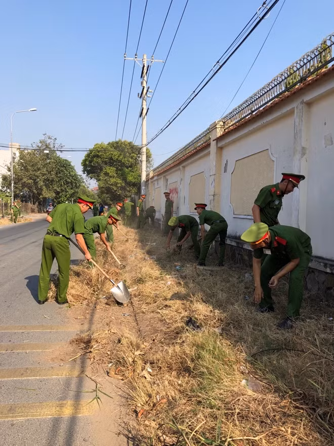 Các đoàn viên, thanh niên dọn dẹp vệ sinh trên đường