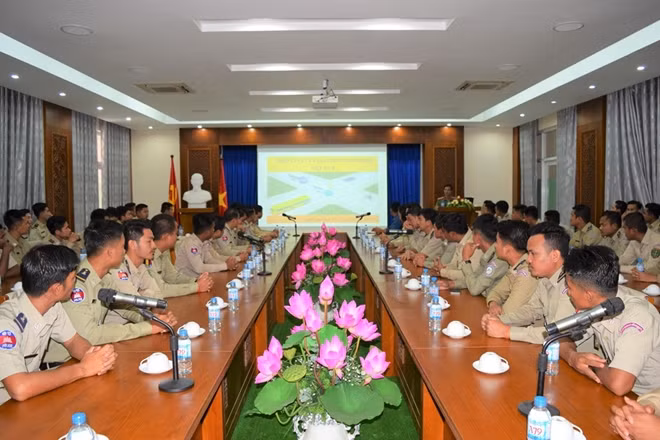 Các học viên Campuchia tham gia buổi tuyên truyền