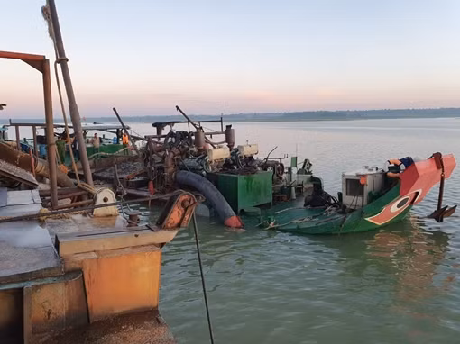 Bắt 2 tàu hút trộm cát trong Hồ Dầu Tiếng