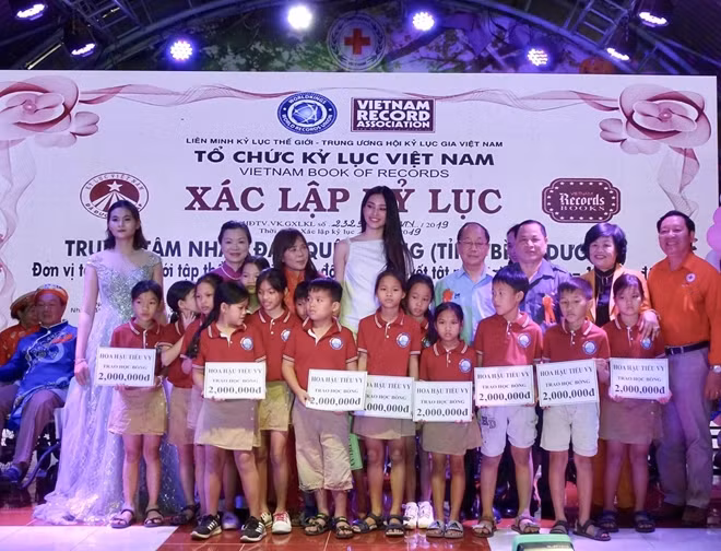 Hoa hậu Trần Tiểu Vy trao tặng học bổng cho các em nhỏ khuyến tật, mồ côi