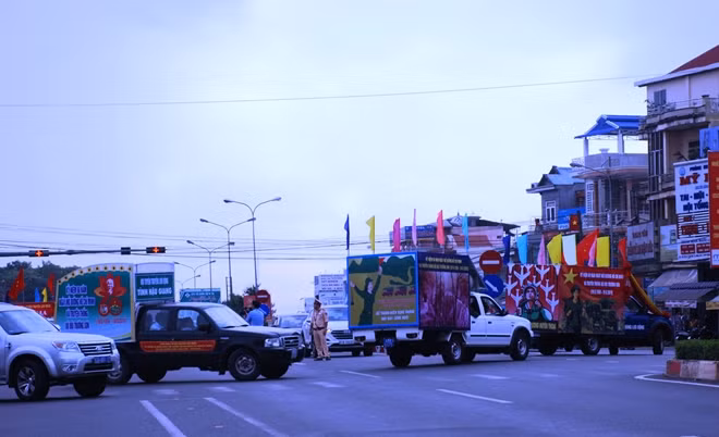 Đoàn xe các đội tuyên truyền xuất quân trên tuyến đường huyền thoại Trường Sơn – Hồ Chí Minh hướng về tỉnh Đắk Nông