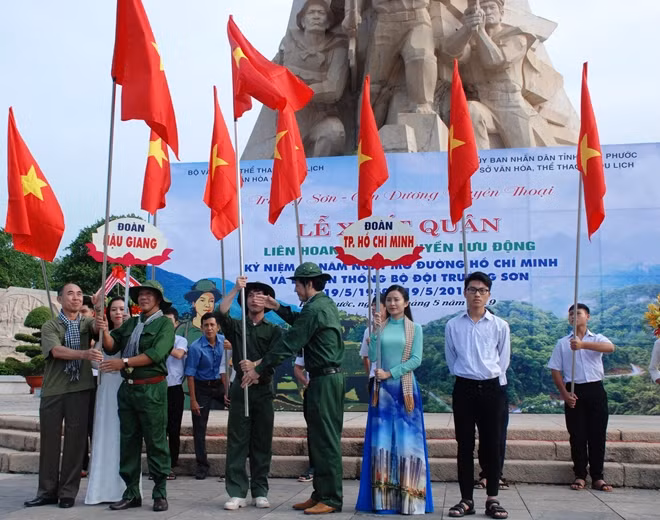 Lãnh đạo tỉnh Bình Phước trao cờ xuất quân cho các đội tuyên truyền lưu động