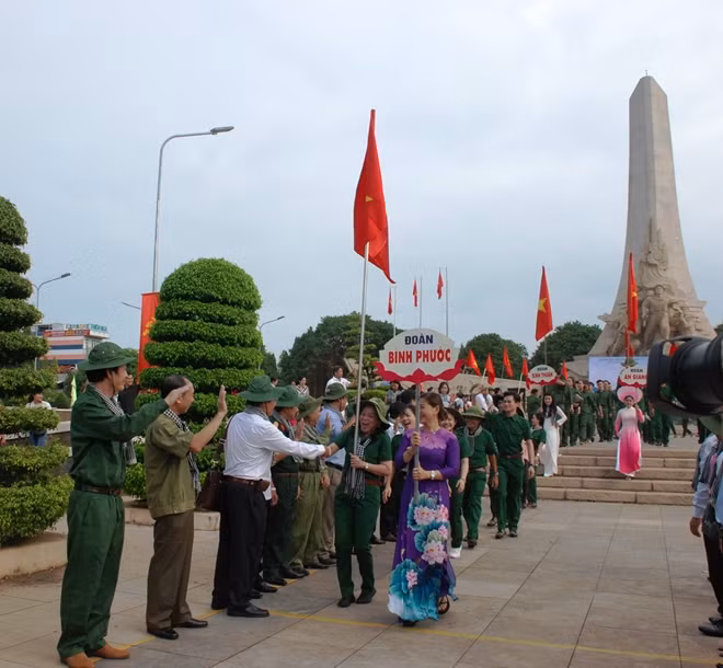 Các đội tuyên truyền lưu động lên đường làm nghĩa vụ