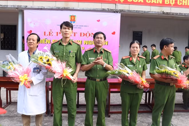 Đại tá Nguyễn Văn Hùng trap tặng hoa cho các đơn vị phối hợp