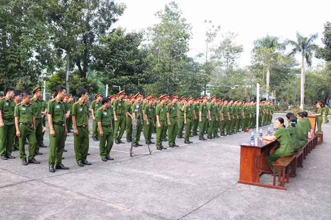 Đại biểu và học viên tham gia lễ phát động