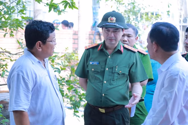 Đại tá Trịnh Ngọc Quyên trực tiếp chỉ đạo công tác khám nghiệm hiện trường