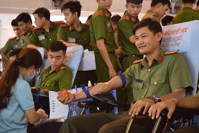 Cán bộ, giảng viên và học viên tích cực hiến máu cứu người.