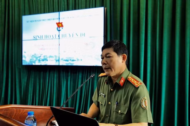 Đại tá Nguyễn Văn Chức phát biểu tại buổi sinh hoạt