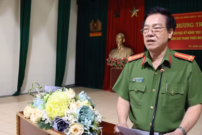 Đại tá Nguyễn Văn Hạnh phát biểu tại buổi lễ