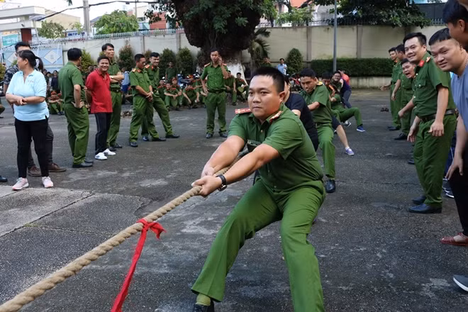 Các vận động viên tranh tài môn thi kéo co