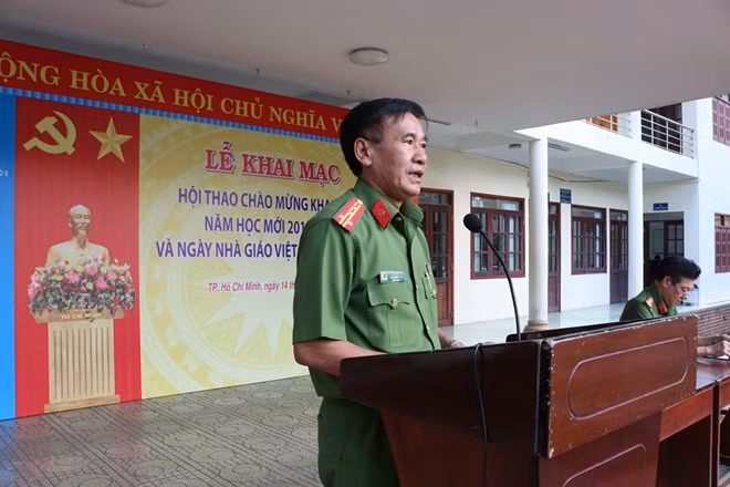 Đại tá Nguyễn Văn Hùng phát biểu tại buổi lễ