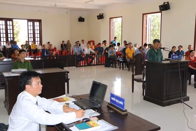 Hơn 50 bị hại đến dự phiên xét xử