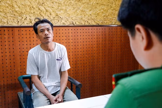 Cán bộ điều tra lấy lời khai đối tượng