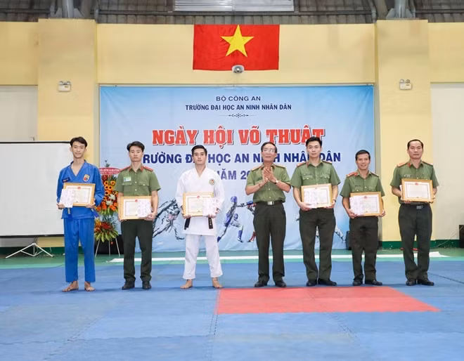 Trường Đại học ANND tặng Giấy khen cho các cá nhân