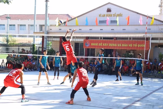 Các đội bóng chuyền tranh tài sôi nổi